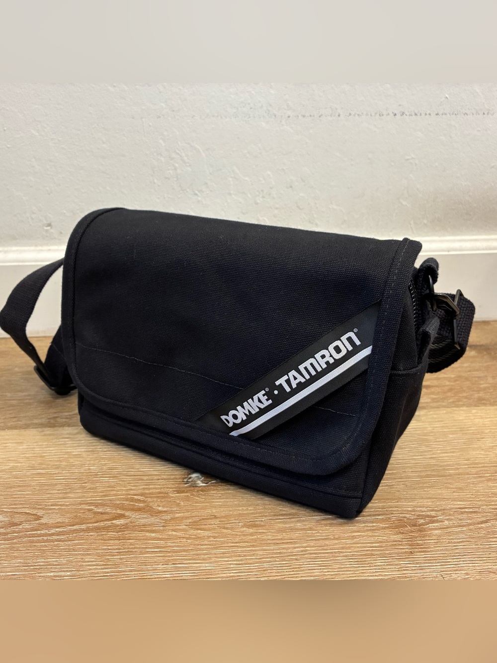 Domke / Tamron Shoulder Camera Black Canvas Messenger Bag 
Excellent Condition
